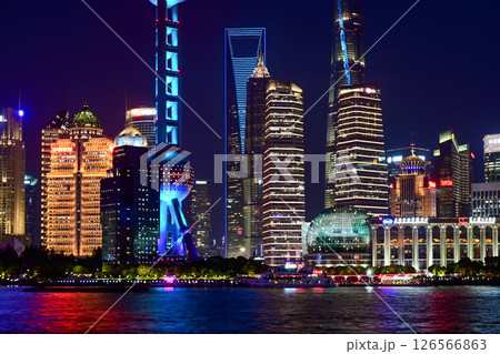 上海夜景・北外灘から眺める東方明珠と陸家嘴の高層ビル群 126566863