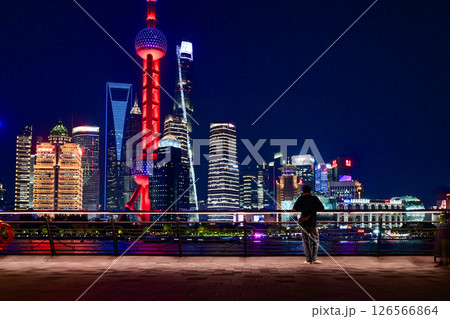 上海夜景・北外灘から眺める東方明珠と陸家嘴の高層ビル群 126566864