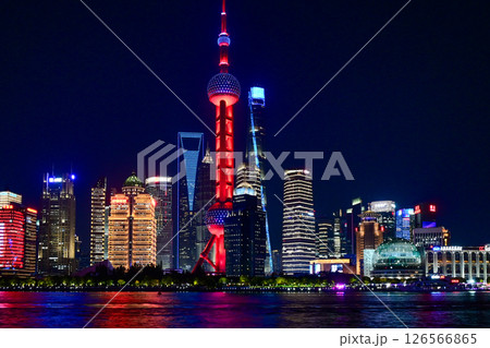 上海夜景・北外灘から眺める東方明珠と陸家嘴の高層ビル群 126566865