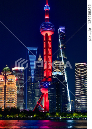 上海夜景・北外灘から眺める東方明珠と陸家嘴の高層ビル群 126566866