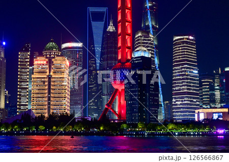 上海夜景・北外灘から眺める東方明珠と陸家嘴の高層ビル群 126566867