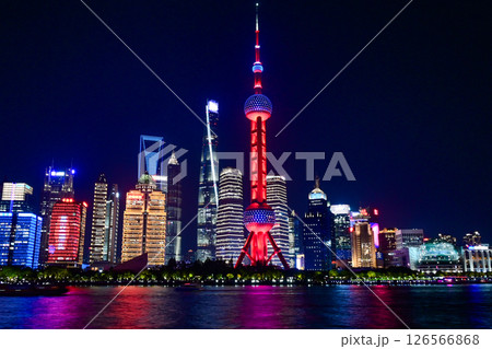 上海夜景・北外灘から眺める東方明珠と陸家嘴の高層ビル群 126566868