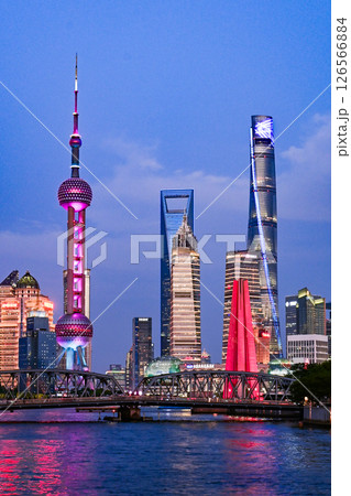 上海夜景・蘇州河から眺める東方明珠と陸家嘴の高層ビル群 上海夜景・蘇州河から眺める東方明珠と陸家嘴の高層ビル群 126566884