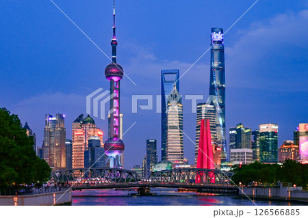 上海夜景・蘇州河から眺める東方明珠と陸家嘴の高層ビル群 126566885