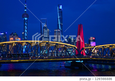 上海夜景・蘇州河から眺める東方明珠と陸家嘴の高層ビル群 上海夜景・蘇州河から眺める東方明珠と陸家嘴の高層ビル群 126566886