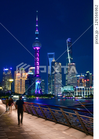 上海夜景・北外灘から眺める東方明珠と陸家嘴の高層ビル群 126566962