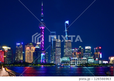 上海夜景・北外灘から眺める東方明珠と陸家嘴の高層ビル群 上海夜景・北外灘から眺める東方明珠と陸家嘴の高層ビル群 126566963