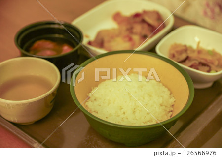 低カロリー減塩病院食（ご飯、チキンソテー、切り干し大根、ナスの味噌汁、ほうれん草のあえ物、お茶） 126566976