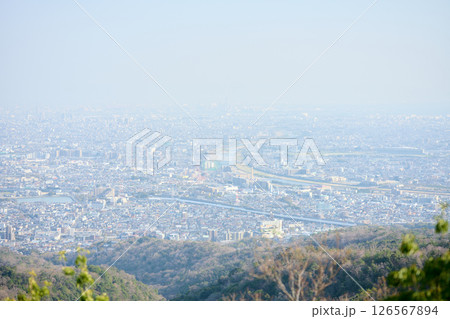 中山の登山道から見る市街地の風景 126567894