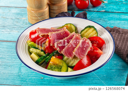 Salad with tuna tataki and avocado 126568074