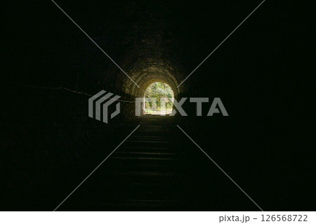 廃線跡のトンネル 126568722