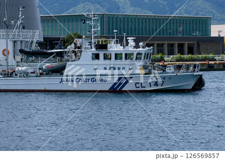 静かな湾に停泊する海の警備艇 静かな湾に停泊する海の警備艇 126569857
