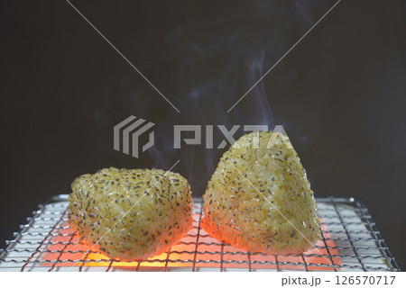七輪で醬油味のおにぎりを焼く 126570717