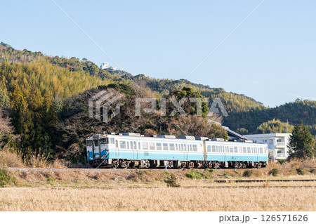 【牟岐線】早朝の桑野駅へ向かう普通列車 【牟岐線】早朝の桑野駅へ向かう普通列車 126571626