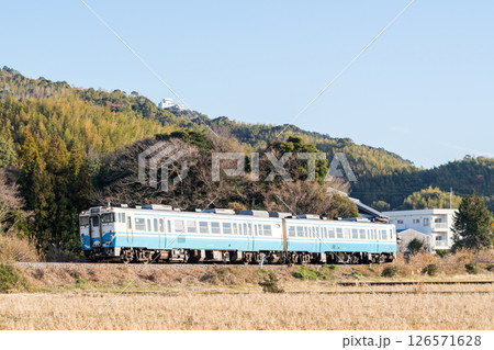 【牟岐線】早朝の桑野駅へ向かう普通列車 【牟岐線】早朝の桑野駅へ向かう普通列車 126571628