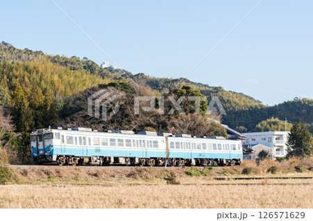 【牟岐線】早朝の桑野駅へ向かう普通列車 【牟岐線】早朝の桑野駅へ向かう普通列車 126571629