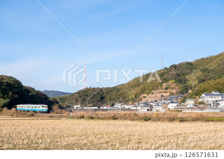 【牟岐線】早朝の徳島駅方面へ向かう普通列車 【牟岐線】早朝の徳島駅方面へ向かう普通列車 126571631