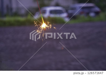 キャンプ場で線香花火をする 126571647