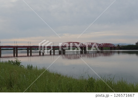 朝の河川敷にて 126571667