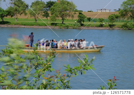 【江戸川・矢切の渡し】渡し舟と乗客 126571778
