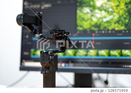 初めての動画撮影、編集イメージ　一眼レフミラーレス　ジンバル　モニター　カラーグレーディング 126571959