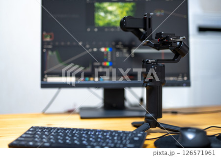 初めての動画撮影、編集イメージ　一眼レフミラーレス　ジンバル　モニター　カラーグレーディング 126571961