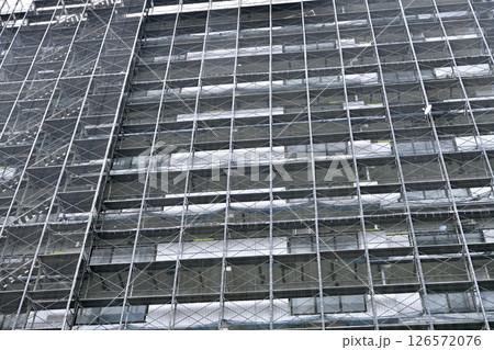 日本の横浜都市景観 マンションの補修や点検等、足場や防護ネットなど。ネットの外に衛星アンテナが… 日本の横浜都市景観 マンションの補修や点検等、足場や防護ネットなど。ネットの外に衛星アンテナが… 126572076