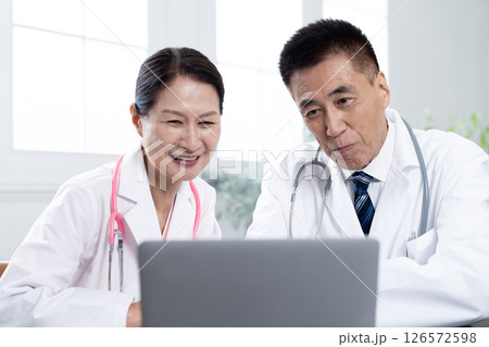 検査結果を確認する二人の医師 126572598