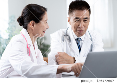 検査結果を確認する二人の医師 検査結果を確認する二人の医師 126572607