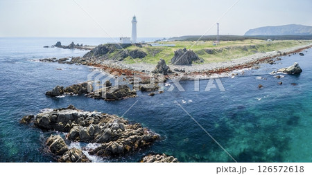 空撮「青森県」 本州最北端に佇む白亜の尻屋埼灯台 下北半島 空撮「青森県」 本州最北端に佇む白亜の尻屋埼灯台 下北半島 126572618