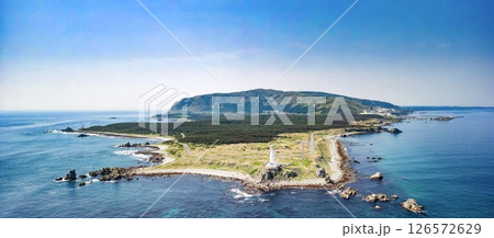 空撮「青森県」 本州最北端に佇む白亜の尻屋埼灯台　下北半島 126572629