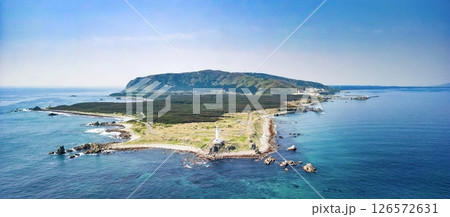 空撮「青森県」 本州最北端に佇む白亜の尻屋埼灯台　下北半島 126572631