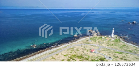 空撮「青森県」 本州最北端に佇む白亜の尻屋埼灯台　下北半島 126572634