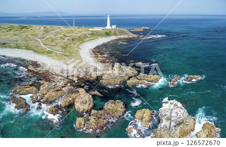 空撮「青森県」 本州最北端に佇む白亜の尻屋埼灯台 下北半島 空撮「青森県」 本州最北端に佇む白亜の尻屋埼灯台 下北半島 126572670