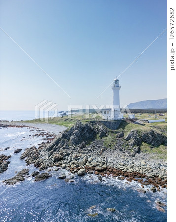 空撮「青森県」 本州最北端に佇む白亜の尻屋埼灯台　下北半島 126572682