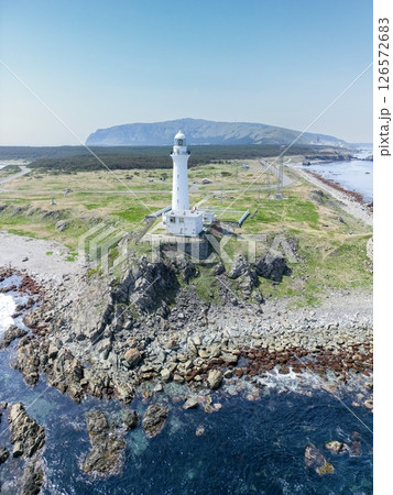 空撮「青森県」 本州最北端に佇む白亜の尻屋埼灯台 下北半島 空撮「青森県」 本州最北端に佇む白亜の尻屋埼灯台 下北半島 126572683