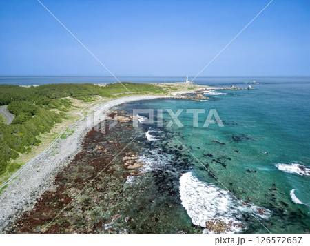空撮「青森県」 本州最北端に佇む白亜の尻屋埼灯台 下北半島 空撮「青森県」 本州最北端に佇む白亜の尻屋埼灯台 下北半島 126572687