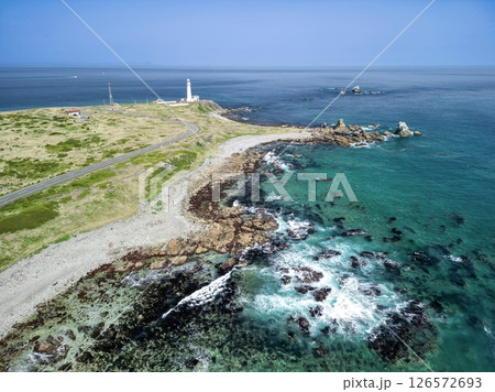 空撮「青森県」 本州最北端に佇む白亜の尻屋埼灯台　下北半島 126572693