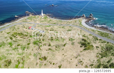 空撮「青森県」 本州最北端に佇む白亜の尻屋埼灯台　下北半島 126572695
