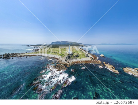 空撮「青森県」 本州最北端に佇む白亜の尻屋埼灯台　下北半島 126572697