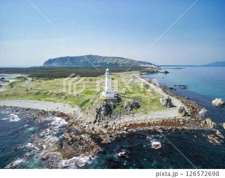 空撮「青森県」 本州最北端に佇む白亜の尻屋埼灯台　下北半島 126572698