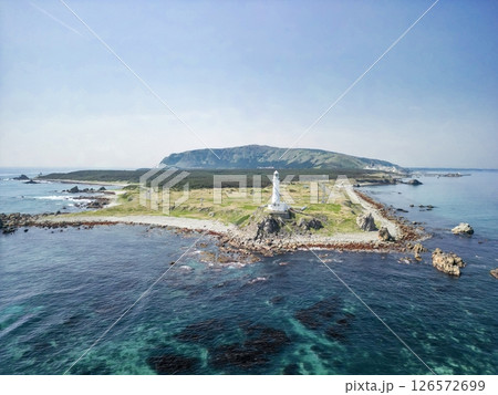 空撮「青森県」 本州最北端に佇む白亜の尻屋埼灯台　下北半島 126572699