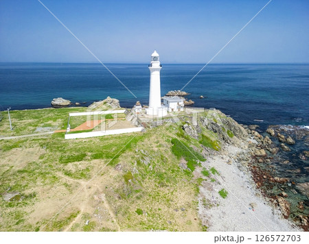 空撮「青森県」 本州最北端に佇む白亜の尻屋埼灯台 下北半島 空撮「青森県」 本州最北端に佇む白亜の尻屋埼灯台 下北半島 126572703