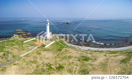 空撮「青森県」 本州最北端に佇む白亜の尻屋埼灯台　下北半島 126572704