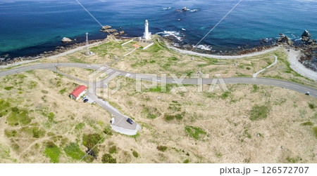 空撮「青森県」 本州最北端に佇む白亜の尻屋埼灯台　下北半島 126572707