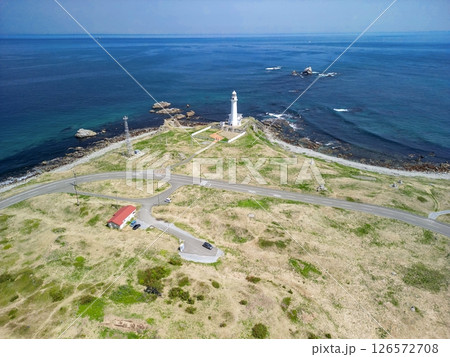 空撮「青森県」 本州最北端に佇む白亜の尻屋埼灯台　下北半島 126572708