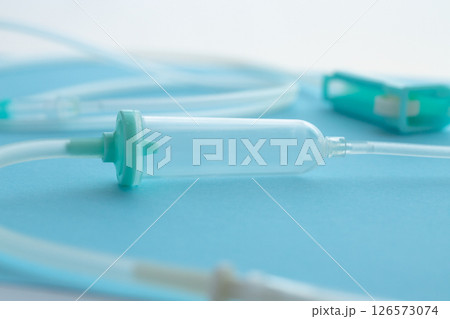 開封直後の点滴チューブの点滴筒クローズアップ　背景ブルー 126573074
