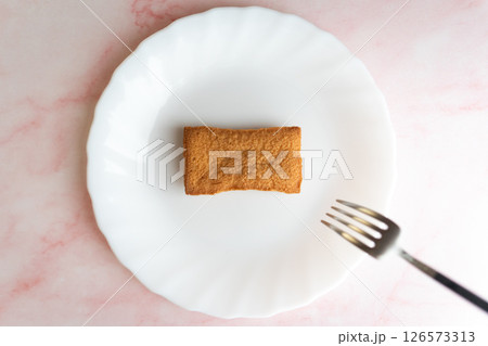 白皿にのった焼き菓子フィナンシェ③ 白皿にのった焼き菓子フィナンシェ③ 126573313