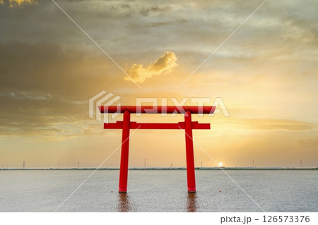 「茨城県」鹿島神宮一之鳥居の風景　空合成　鹿嶋市 126573376