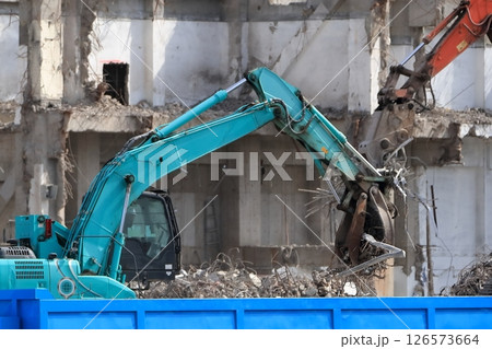 鉄筋コンクリート建物の解体工事現場 126573664